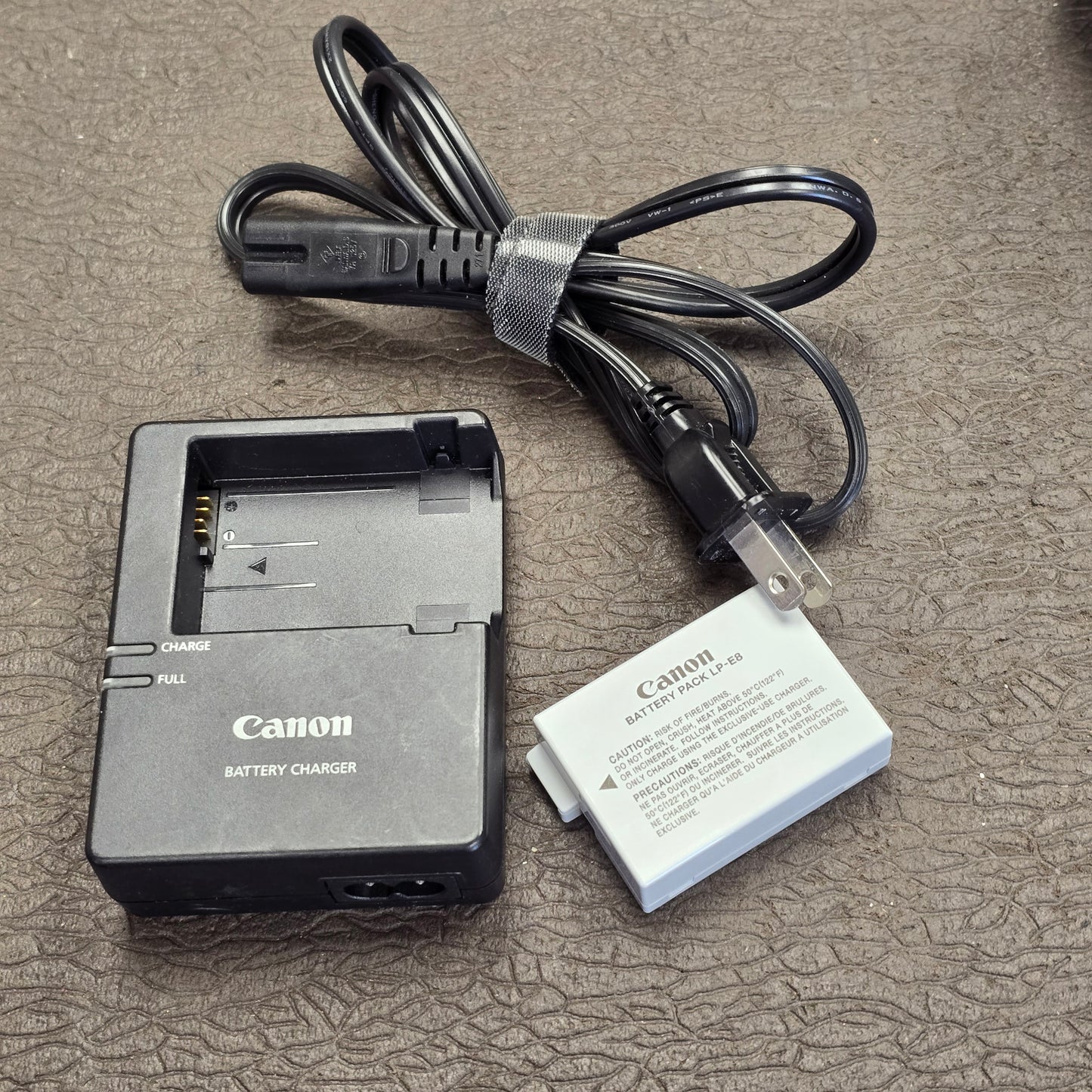 Canon EOS Rebel T3i DSLR Camera S# 232076194429 with Canon 18-55mm Zoom lens