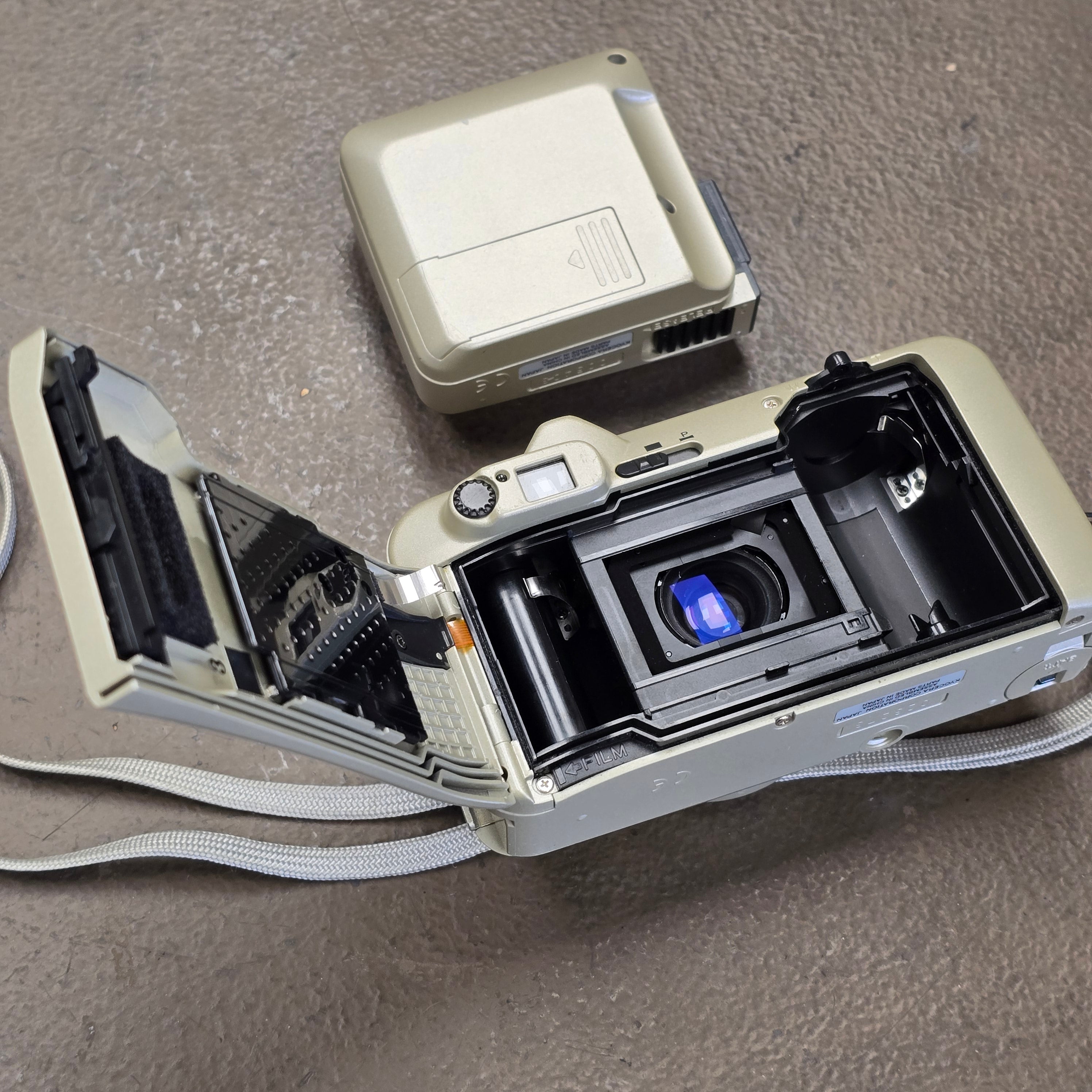 YASHICA ZOOMATE 165EF 35mm FILM CAMERA with 38-165mm Zoom Lens +
