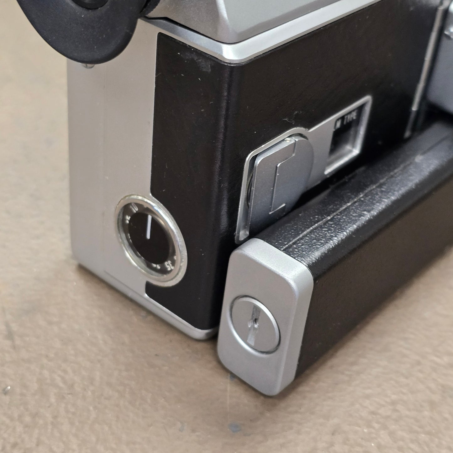 Canon 814 Autozoom Super 8mm Camera with Case S# 221884-202778