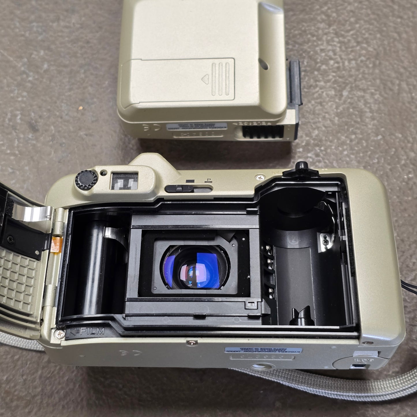 YASHICA ZOOMATE 165EF 35mm FILM CAMERA with 38-165mm Zoom Lens + FLASH KYOCERA