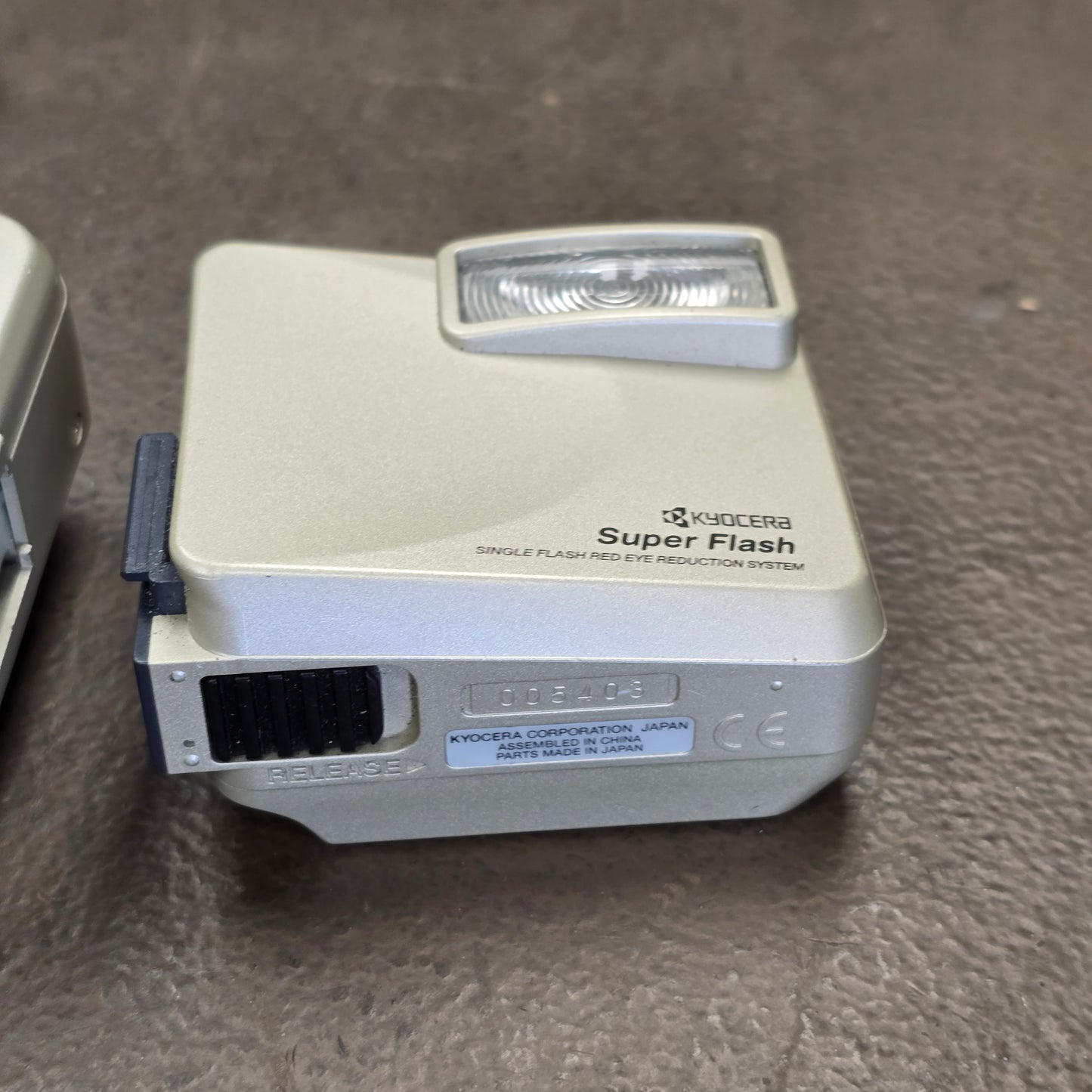 YASHICA ZOOMATE 165EF 35mm FILM CAMERA with 38-165mm Zoom Lens + FLASH KYOCERA