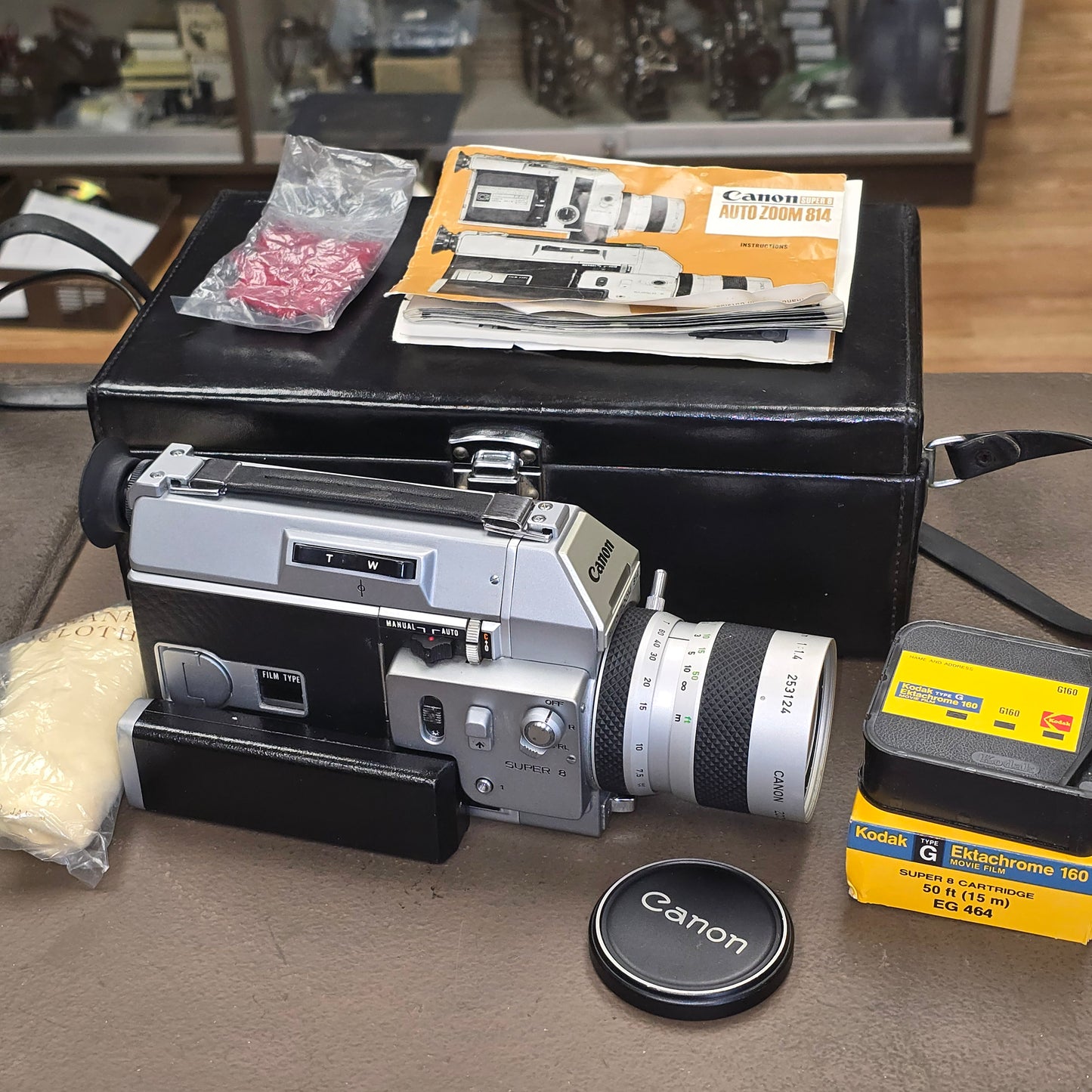 Canon 814 Autozoom Super 8mm Camera with Case S# 273369-253124