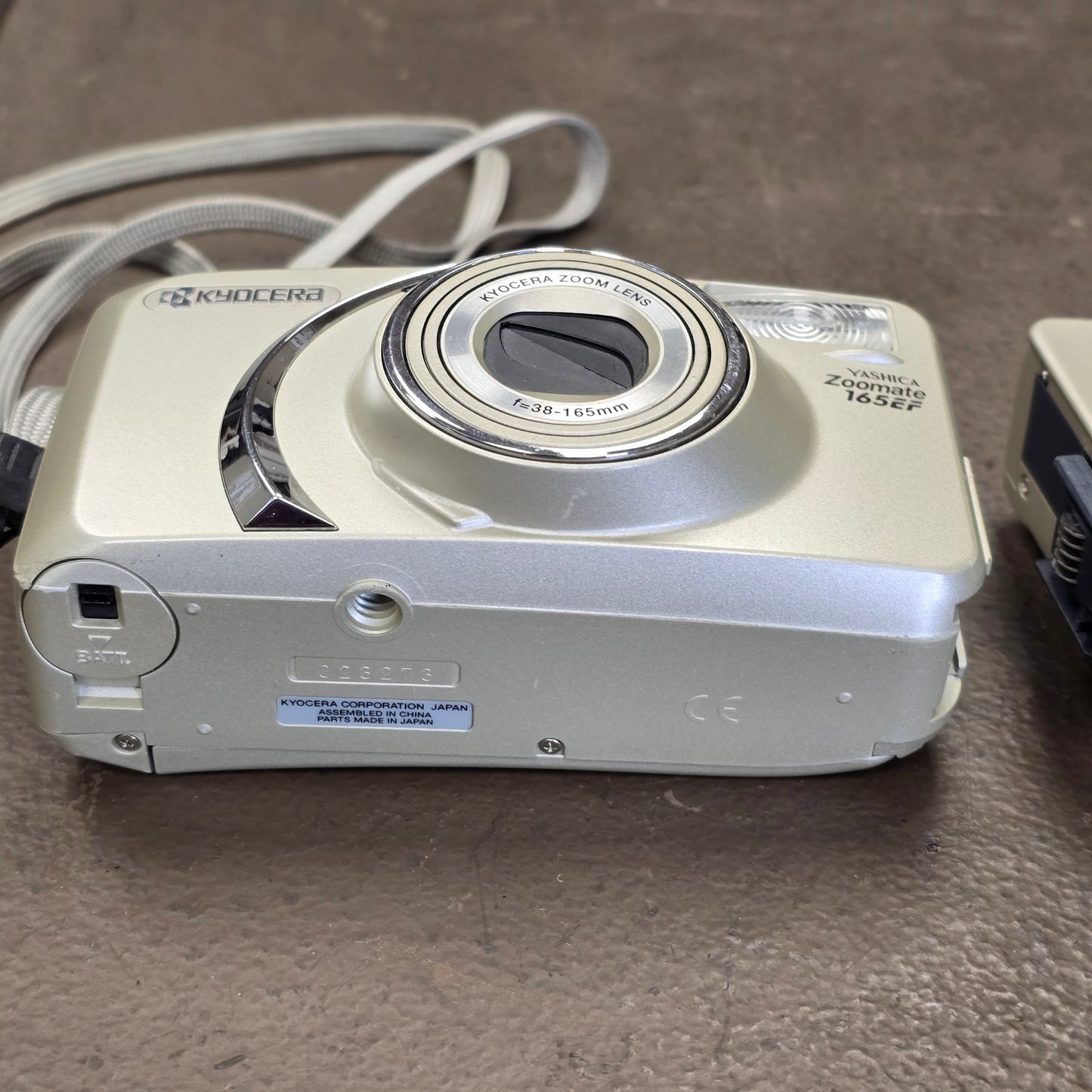 YASHICA ZOOMATE 165EF 35mm FILM CAMERA with 38-165mm Zoom Lens + FLASH KYOCERA