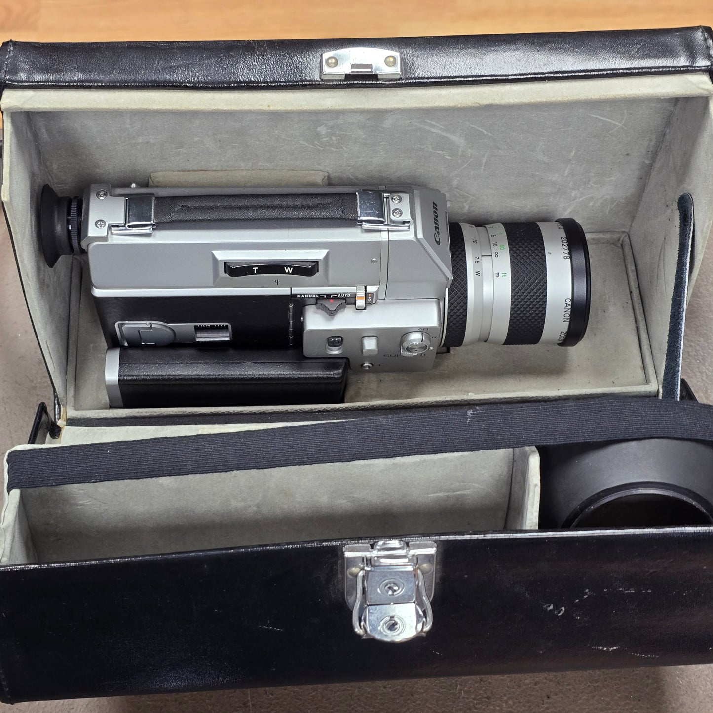 Canon 814 Autozoom Super 8mm Camera with Case S# 221884-202778
